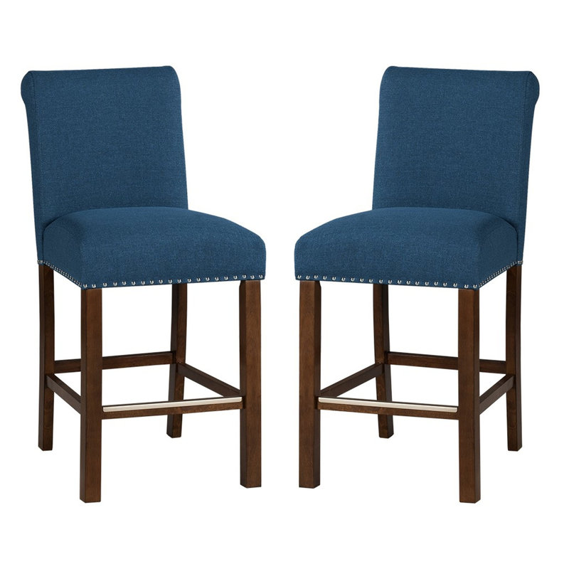 Tabouret de comptoir rembourré de 2 avec garniture cloutée - bleu, conception à dossier rabattable, pieds en bois massif au fini noyer moyen, argent mat, 2 niveleurs réglables, configuration du siège ornement, pieds