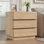 Table de chevet avec station de charge, table de bout moderne de 23,6 po avec 3 tiroirs et base épaissie renforcée pour le salon de la chambre à coucher, chêne naturel