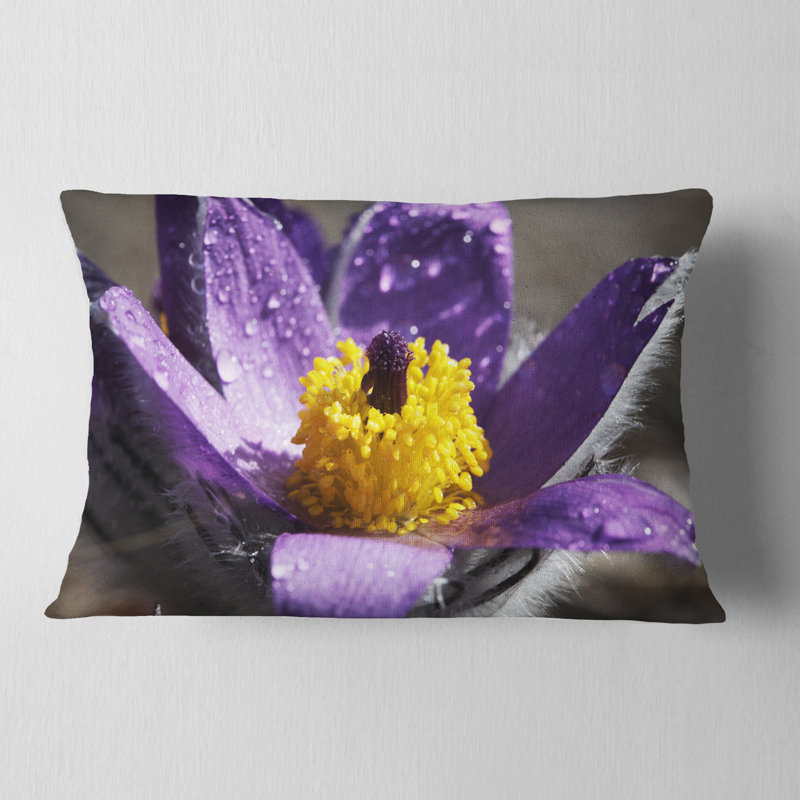 Coussin décoratif à fleurs mauves et stigmatisation jaune