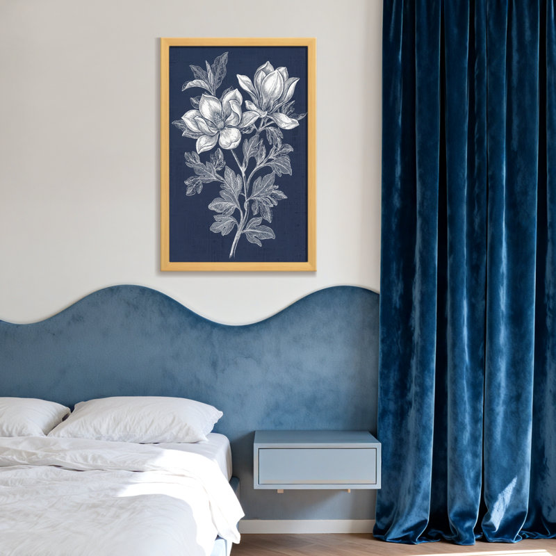 Plantes et fleurs de magnolia blanc sur fond bleu marine, H 24 po x l 36 po, Toile tendue, Ne s’applique pas
