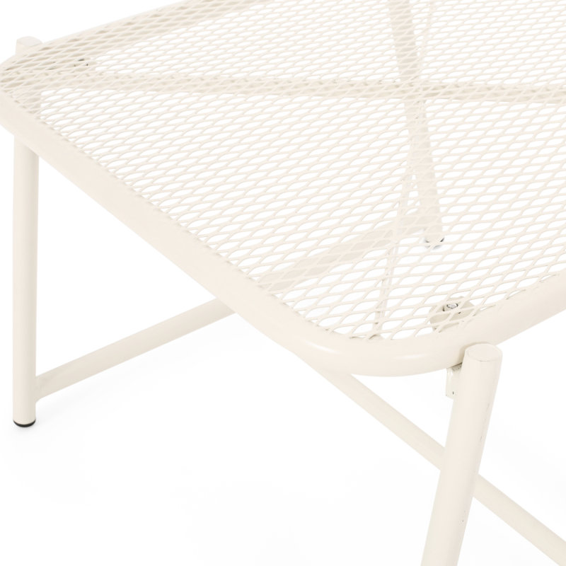 Table d'appoint d'extérieur moderne en fer, 32,8 cm de hauteur, blanche avec plateau en maille, 49,1 cm de largeur x 46 cm de profondeur.