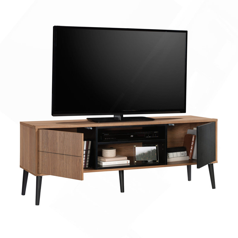 Élégante console multimédia à finition brune avec portes cannelées géométriques et tablettes réglables pour un rangement polyvalent