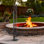 Ensemble d'outils de foyer, ensemble d'outils de feu 3 pièces et support avec support, pinces, tisonnier, accessoires de foyer en fer forgé pour feu de camp intérieur / extérieur, noir