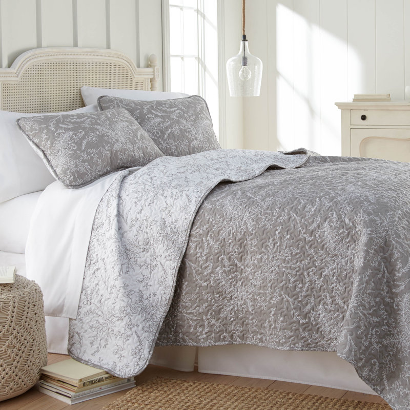 Winter Brush Microfiber Reversible Traditional Quilt Set, Full/Queen Quilt + 2 Standard Shams, Gray