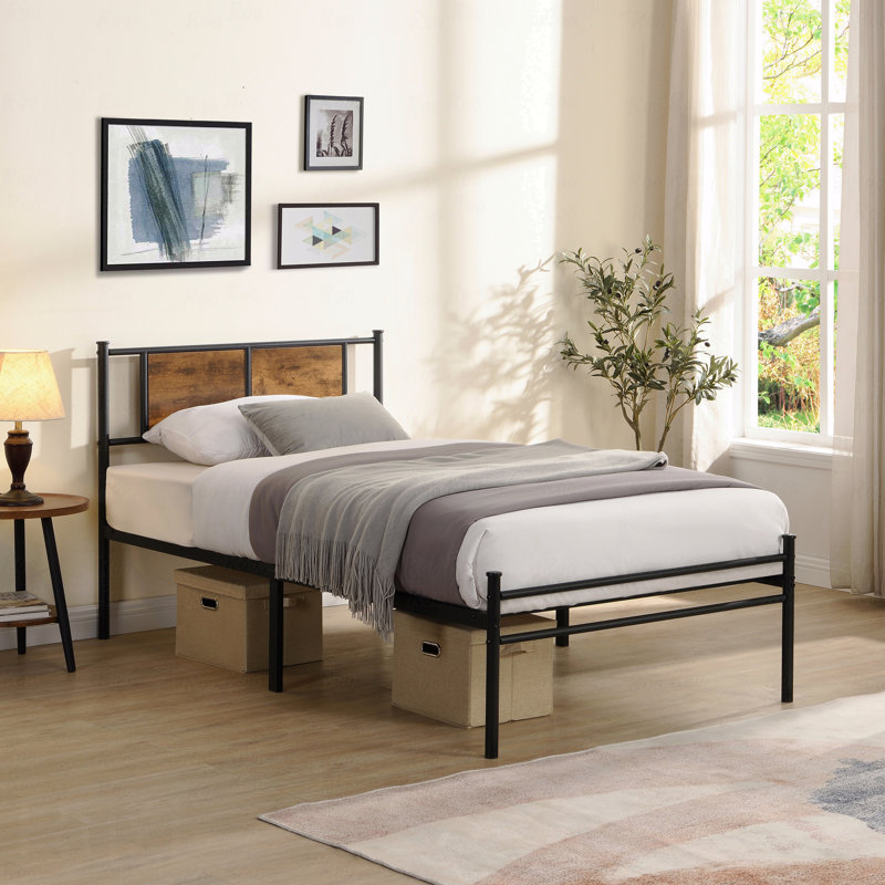 Lit simple avec structure en métal, tête de lit et décoration en bois