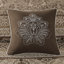 5 couvre-lits - grand. Brun et or. Comprend un couvre-lit, 2 taies décoratives et des coussins décoratifs. Fabriqué avec pour une durabilité de luxe. Affiche des feuilles, des rayures, des motifs. Surpiqûres ornées. Les détails dorés ajoutent de l'élégance.-131451859