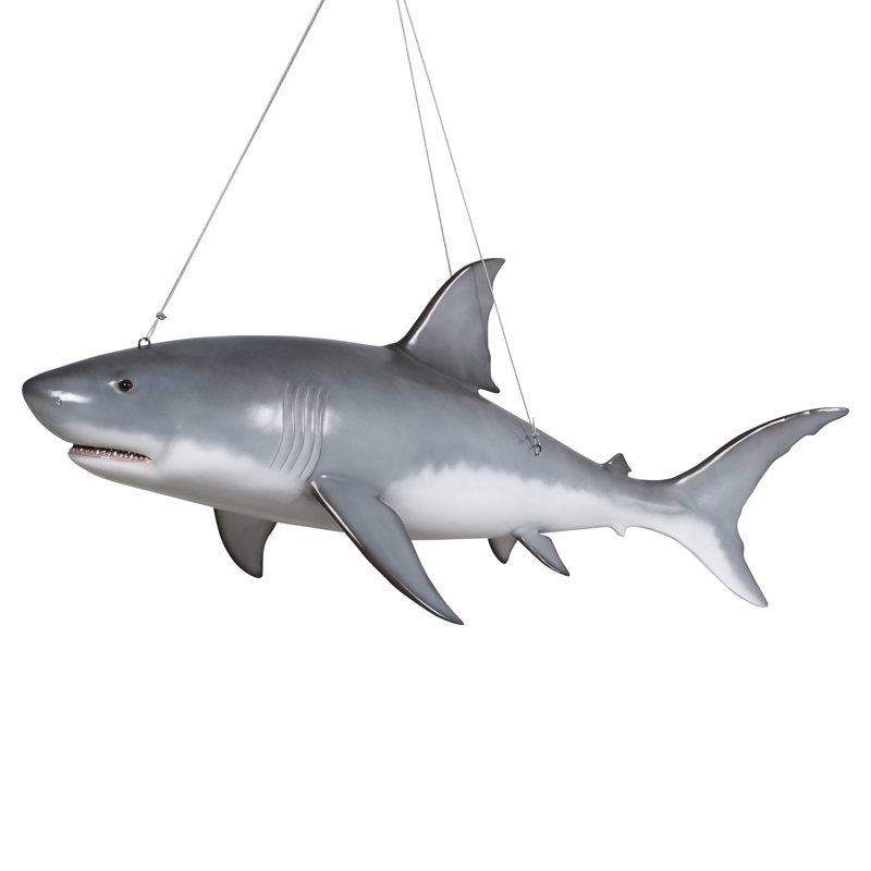 Statue de grand requin blanc au plafond