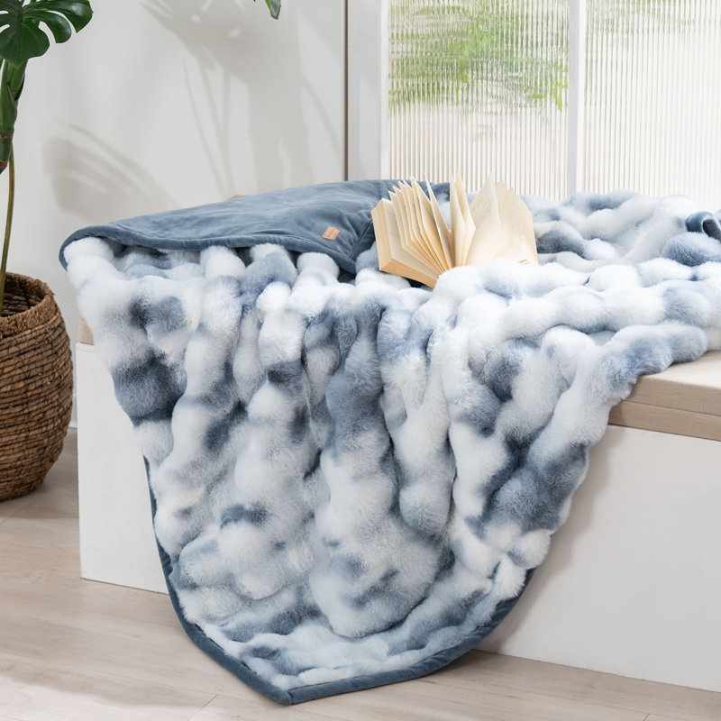 Jeté en fausse fourrure Ridgeline, Nuage bleu ombré, L 60 po x l 50 po