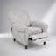 Luxueux fauteuil inclinable avec dossier à dos de chameau haut, accoudoirs roulés et motif de chantournage pour une décoration intérieure élégante-1832327476