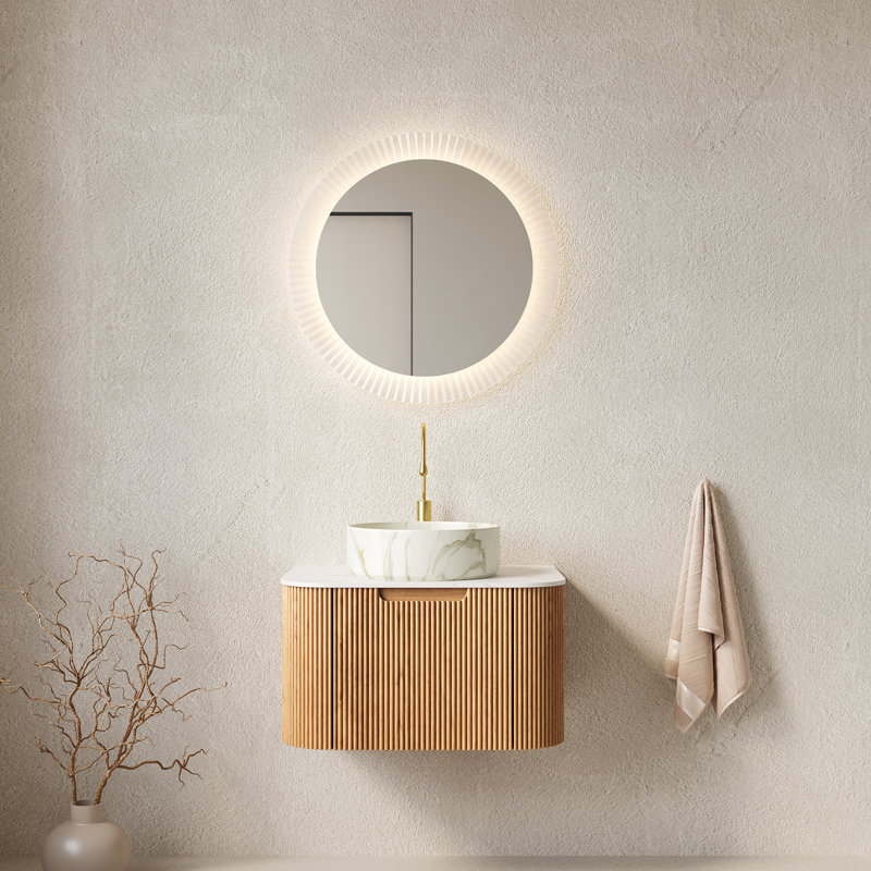 Meuble-lavabo compact avec rangement, comptoir en bois naturel et pierre blanche de Carrare, style salle de bain moderne
