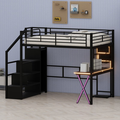 Lit mezzanine avec espace de travail intégré, armoire, escalier de rangement et éclairage DEL