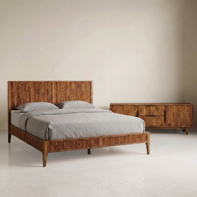 Ensemble de chambre à coucher 2 pièces Fredon, lit plateforme très grand Bosk et meuble télé 55 po pour téléviseur de 60 po ou moins, bois d'acacia massif cannelé, style Mid-Century moderne, noyer