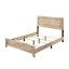 Grand lit naturel pour une ambiance de chambre à coucher tranquille avec tête de lit à panneau et mécanisme de glissière en métal