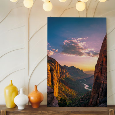 Toile, un paysage de canyon à couper le souffle au coucher du soleil mettant en vedette un art mural rouge et orange encadrant une toile tendue