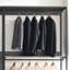 Walk-in avec armature en métal et espace de rangement très profond avec planche rustique E0