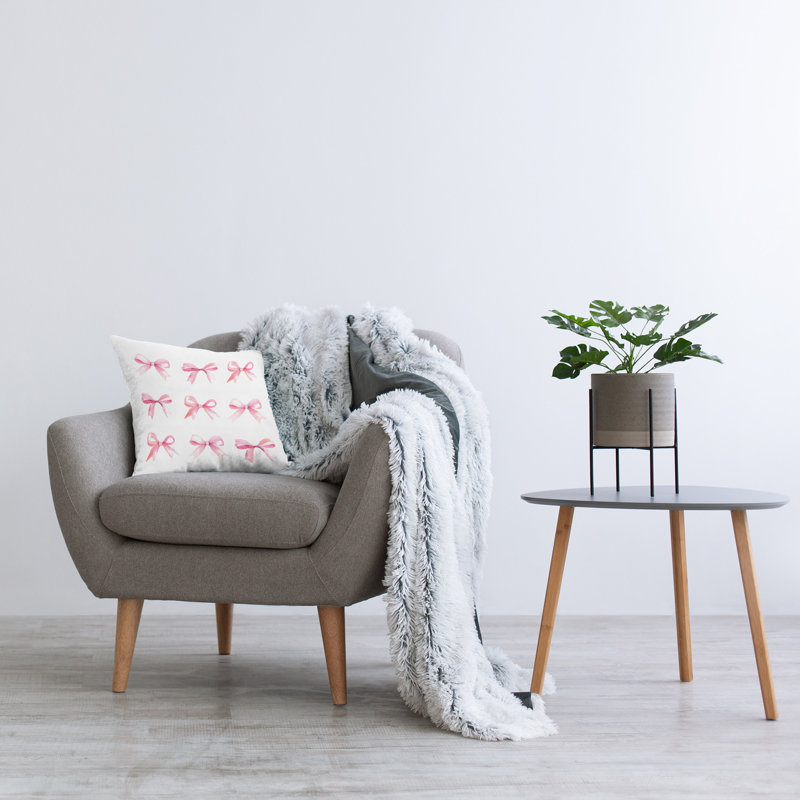 Coussin décoratif imprimé à motif de nœuds roses par Daphne Polselli