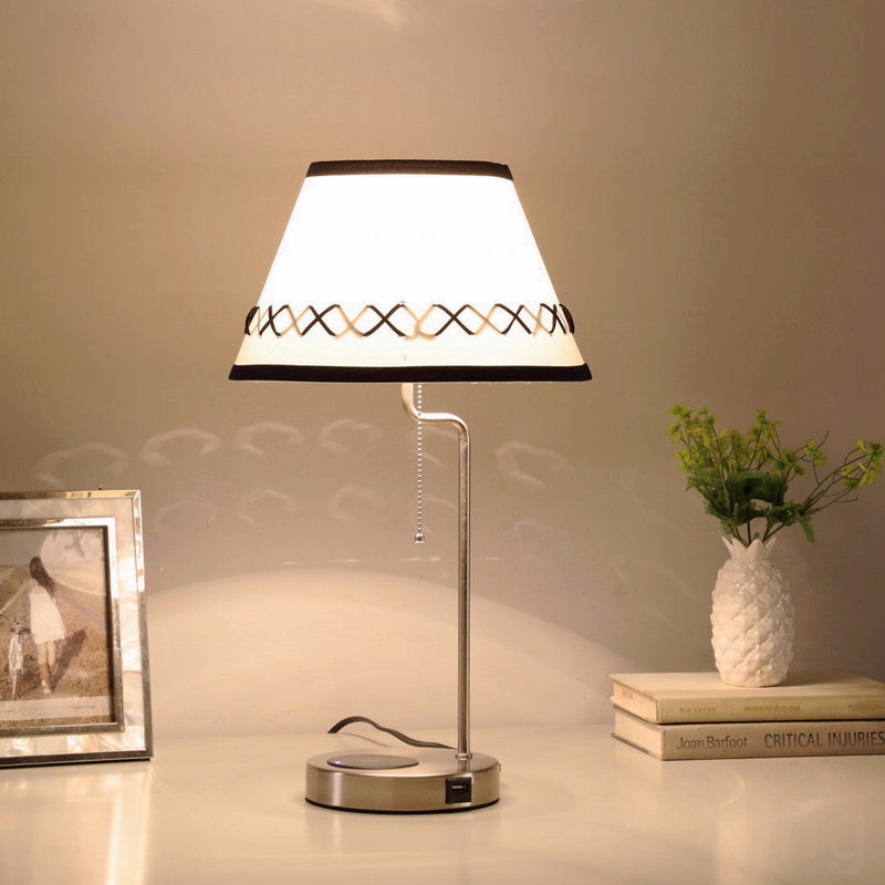 Lampe de table en argent brossé avec base de recharge sans fil et port USB - Abat-jour en lin blanc avec couture en cuir noir