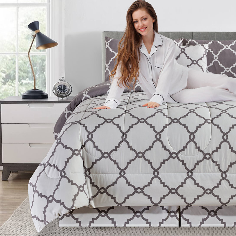 Quatrefoil Gray Reversible Queen Duvet Set with Shams