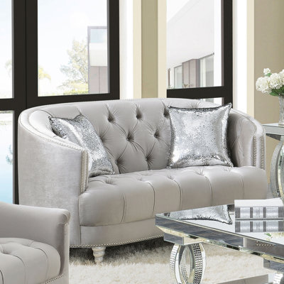 Causeuse Colby au design capitonné, parfaite pour ajouter une touche de luxe et de style à tout espace de vie.
