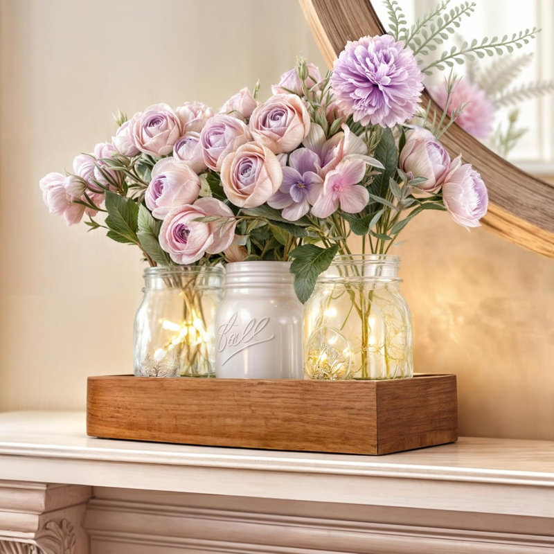 Centre de table mauve à fleurs mauves avec lumières à DEL et plateau en bois