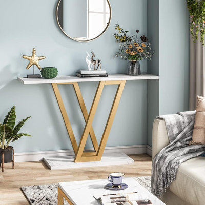 Console moderne 43 po avec plateau en faux marbre, table d'entrée étroite avec structure en métal à pieds en V, table de canapé mince pour le couloir, le salon ou le vestibule, blanc et or