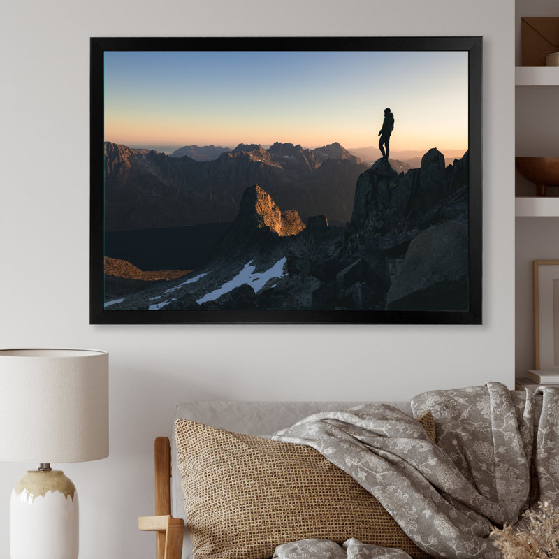 Morning Sky Horizon, homme debout au sommet d'une montagne sur toile, H 16 po x l 32 po x P 1 po, Cadre simple noir