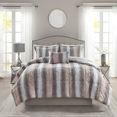 Édredon en fausse fourrure - L'édredon douillet comprend 2 taies décoratives et un coussin décoratif. Évitez d'étirer le tissu.