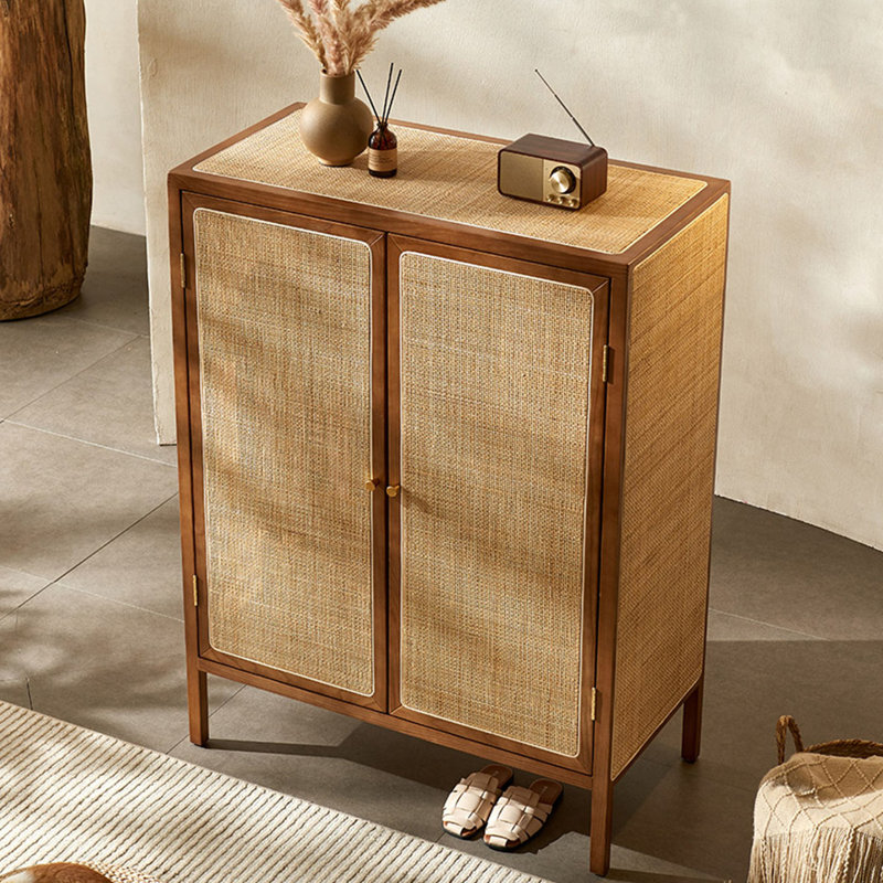 Armoire en rotin à deux portes et trois tablettes