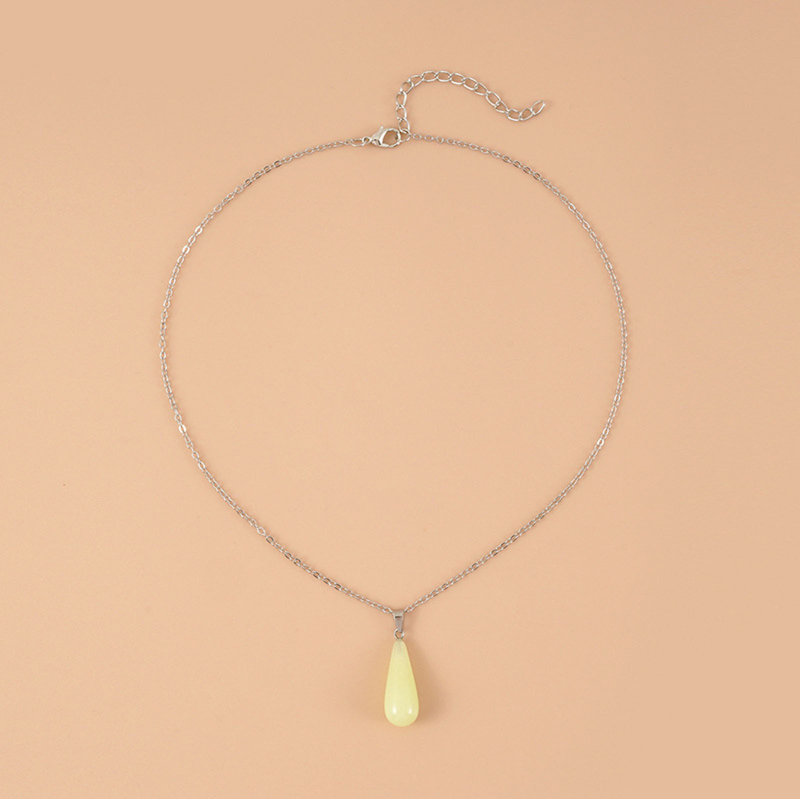 Un pendentif en cristal fluorescents lumineux colliers dans le cristal foncé pendentifs chaîne de pierre hexagonale colliers cadeau de Noël