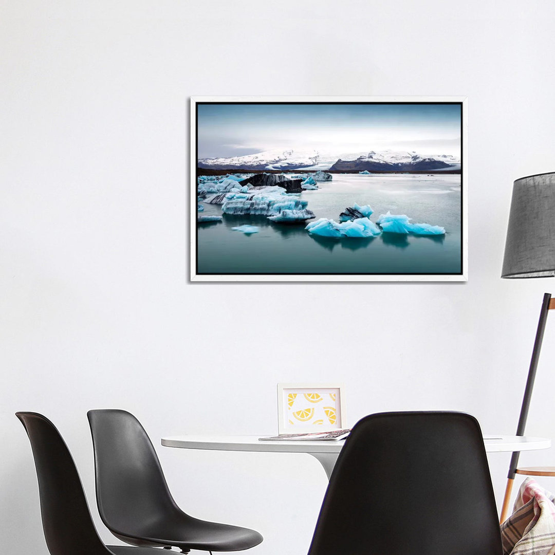 Jokulsarlon Gletscherlagune II von Susanne Kremer - Galerie-verpackte Leinwand Giclée auf Leinwand