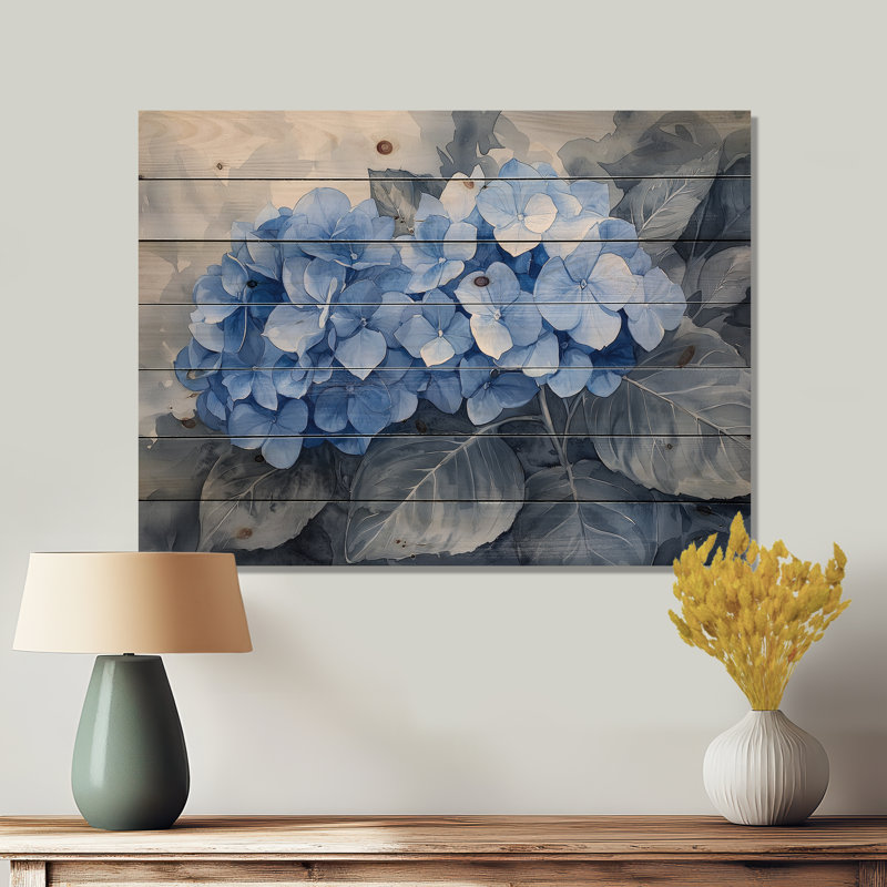 Hortensias dans un jardin en niveaux de gris I - Art mural en bois d'hortensias - sur bois de pin naturel, H 24 po x l 32 po