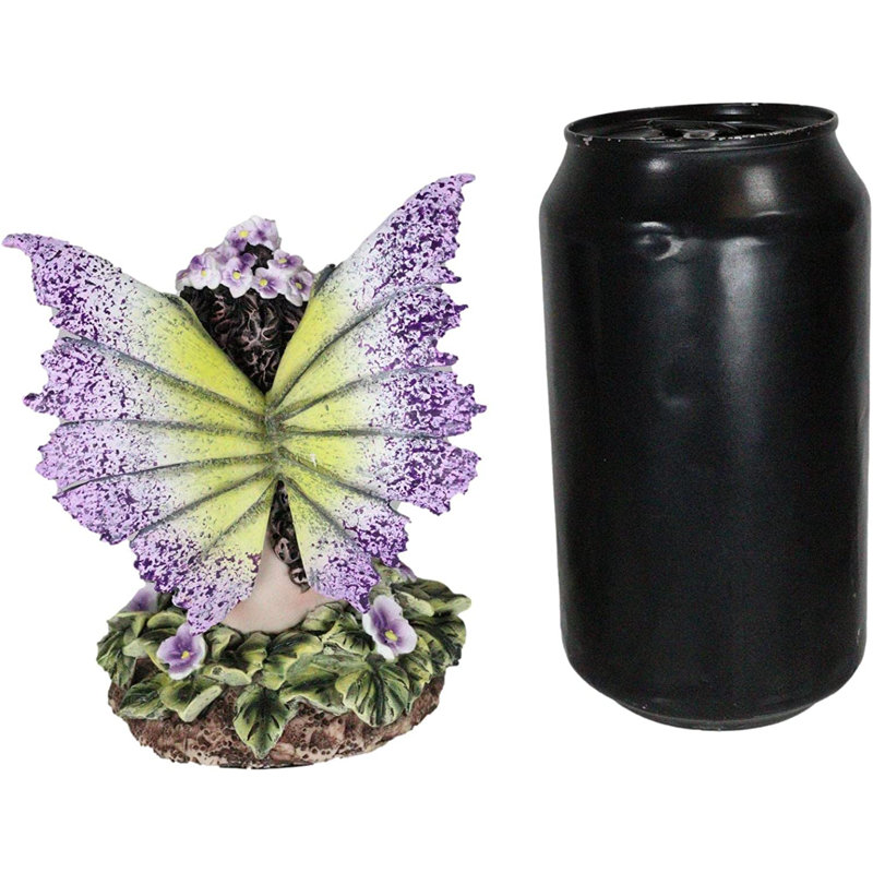 Hanya fantaisiste assise mauve violette assise sur un lit de jardin Pansy