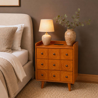 Table de chevet 3 tiroirs avec station de charge supérieure, pieds en bois, idéal pour le rangement dans la chambre à coucher et le salon