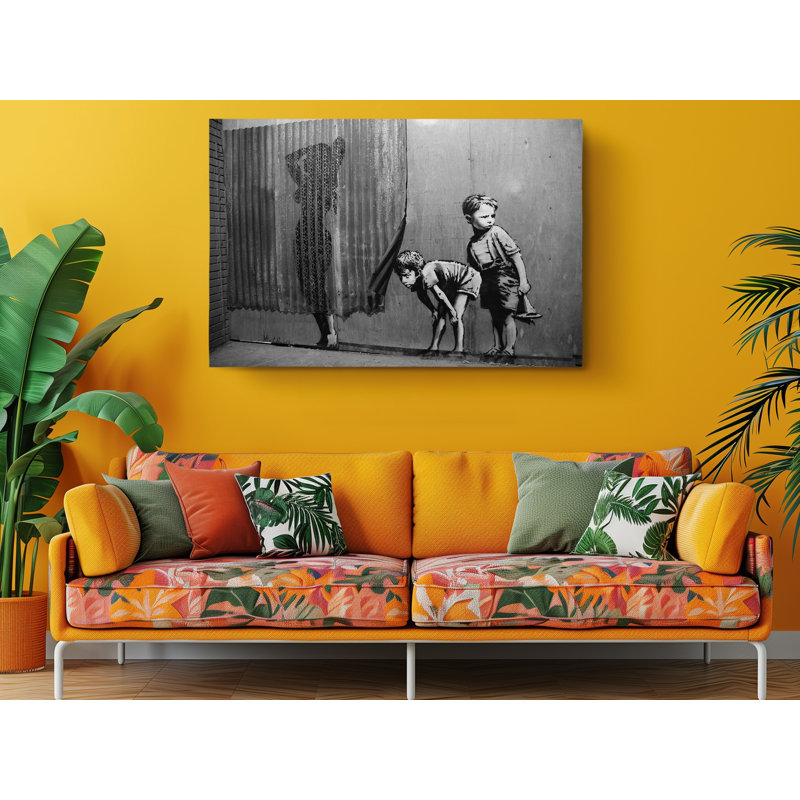 Impression sur toile Banksy Lady Shower Peeping Boy, 30" H X 45" W