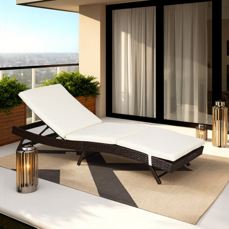 Chaise longue inclinable d'extérieur réglable avec coussins et détails en rotin PE
