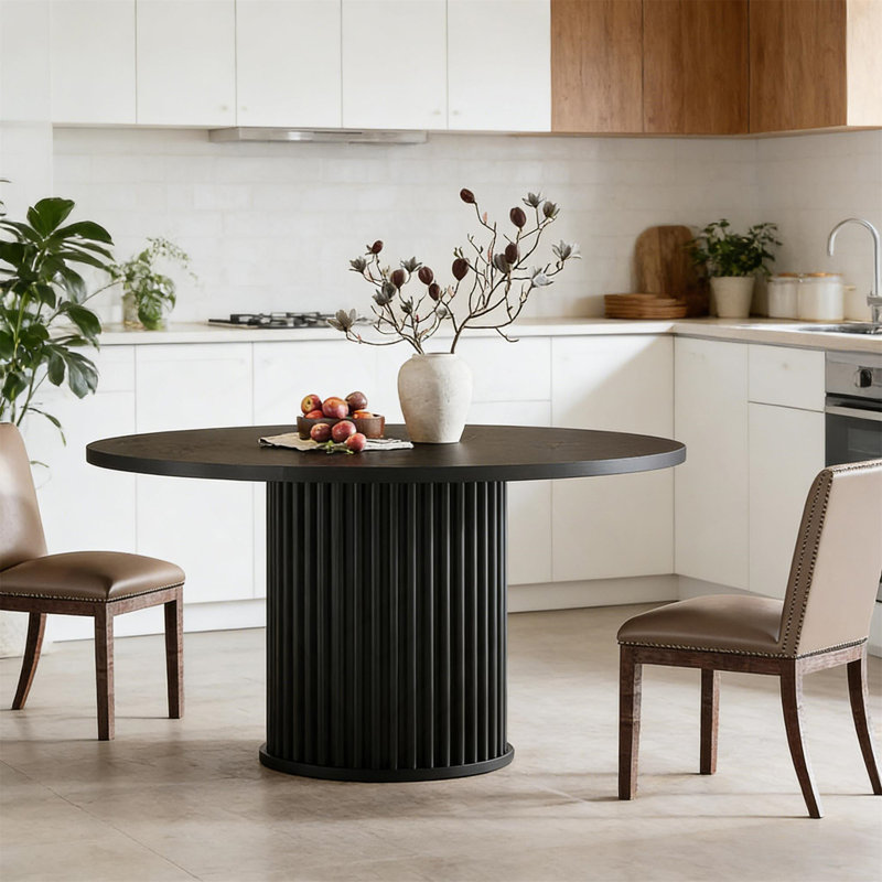 Élégante table de salle à manger ronde avec base cannelée, parfaite pour les espaces modernes et compacts, pouvant accueillir jusqu'à 6 personnes.