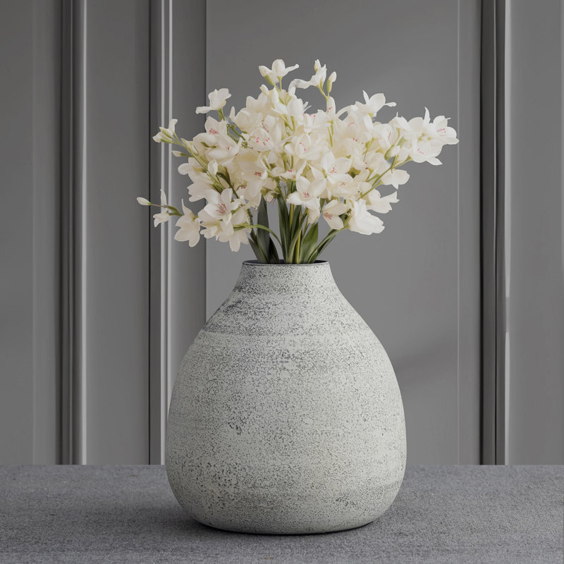 Vase en fer gris antique