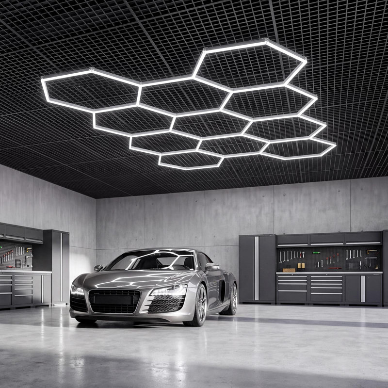 Projecteur hexagonal pour garage 330 W 39 600 lm 6 500 K, système de 11 grilles DEL, éclairage puissant pour la vente au détail automobile, installation facile, matériau PC durable, pour garage, entrepôt, atelier, magasin, salle de sport