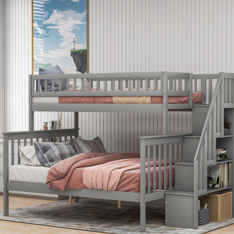 Lit superposé simple au-dessus d'un escalier double avec lustre gris, pin et tablettes de rangement latérales, séparables pour différentes