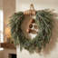 Couronne de Noël artificielle 22 po Green and Brown Pine and Jingle Bells