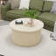 Table basse ronde pour le salon d'un appartement, rayures verticales uniques en grain de bois, stabilité de la structure en fer, conception à couvercle rabattable, pieds réglables pour adapter le côté moderne de la pièce de plancher, grain, structure-707235657