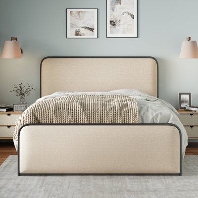 Très grand cadre de lit en métal robuste, tête de lit tapissier beige et très grand espace de rangement sous le lit avec tête et grand lit
