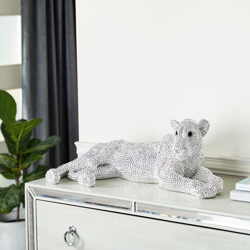 Grande panthère de repos en polystone argentée avec extérieur à losanges sculptés à facettes, 26 po x 9 po