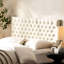 Tête de lit élégante pour grand lit, mettant en valeur le lit à finition fine diamant, avec un design élégant-1253349553
