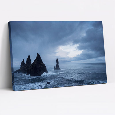 Art mural sur toile, "Dark Sea Stacks Under Stormy Sky"