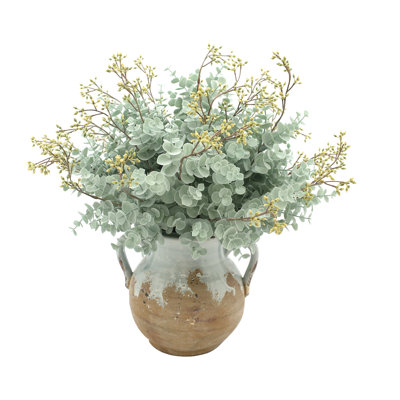 Eucalyptus dans un vase décoratif en céramique