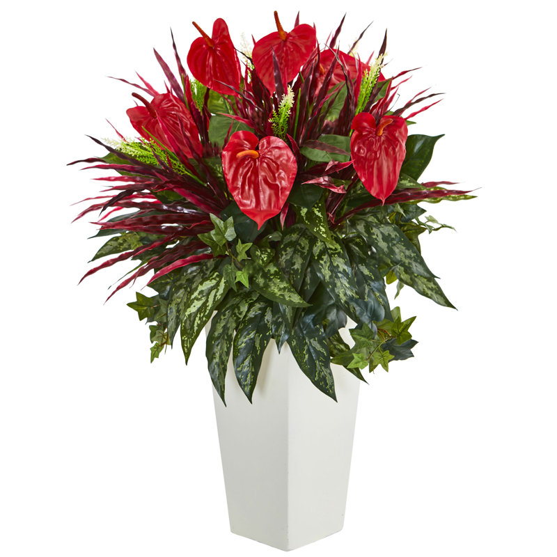 Arrangement floral mélangé dans un pot de fleurs