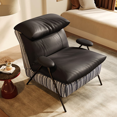 Fauteuil minimaliste et décontracté, avec structure en bois massif, recouvert de cuir et de tissu moelleux. Il offre un confort d'assise équilibré, à la fois souple et ferme, et convient aux balcons, salons et chambres.