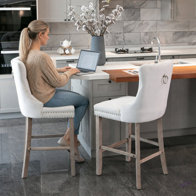 Tabourets de bar contemporains rembourrés en velours avec décoration capitonnée à boutons et pieds en bois, garniture cloutée, chaises de bar style loisirs, tabourets de bar, ensemble de 2
