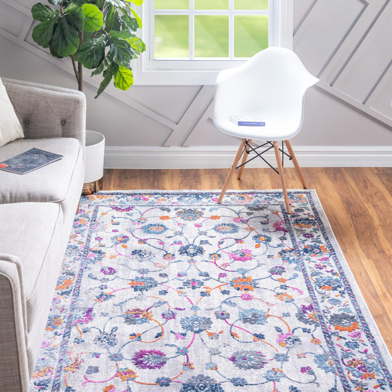 Tapis ivoire à motif floral, Rectangle 4 pi 1 po x 5 pi 11 po